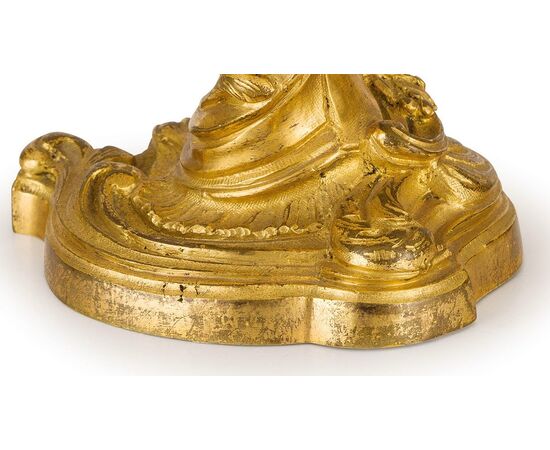 Coppia di piccoli candelieri in bronzo dorato, Francia, XIX secolo, stile Luigi XV Coppia di piccoli candelieri in bronzo dorato, Francia, XIX secolo, stile Luigi XV