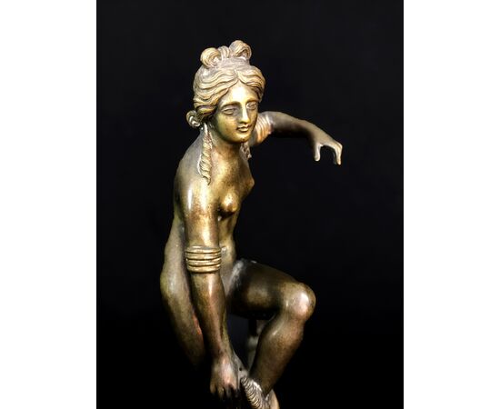 Bronze sculpture depicting "Venus removing her sandal", Italy, late 18th century Bronze sculpture depicting "Venus removing her sandal", Italy, late 18th century