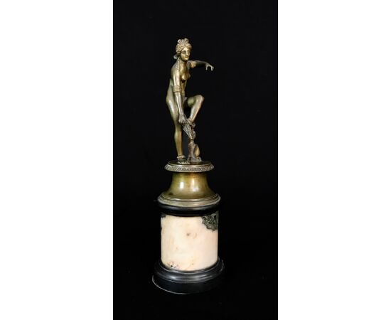 Bronze sculpture depicting "Venus removing her sandal", Italy, late 18th century Bronze sculpture depicting "Venus removing her sandal", Italy, late 18th century