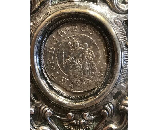 Cornice in argento cesellato e sbalzato del XVIII secolo contenente scudo genovese del 1683 Cornice in argento cesellato e sbalzato del XVIII secolo contenente scudo genovese del 1683