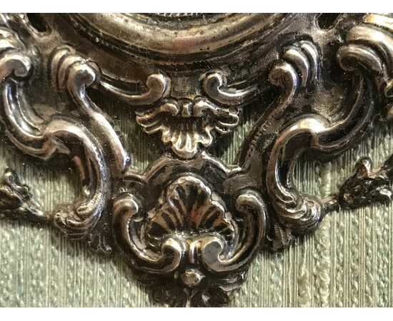 Cornice in argento cesellato e sbalzato del XVIII secolo contenente scudo genovese del 1683 Cornice in argento cesellato e sbalzato del XVIII secolo contenente scudo genovese del 1683