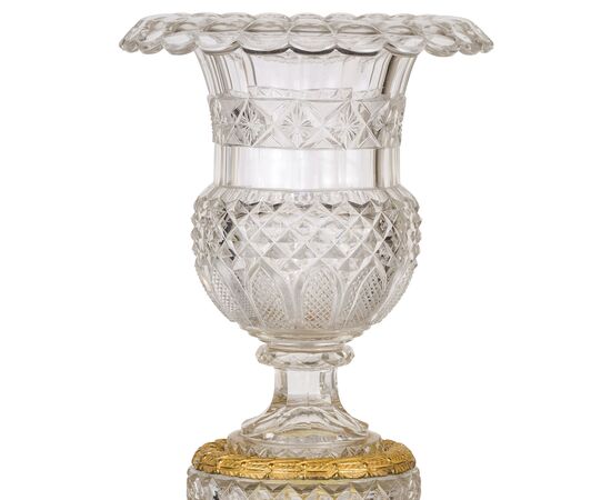 Vaso centrotavola in cristallo molato e bronzo dorato, Francia, primi XIX secolo Vaso centrotavola in cristallo molato e bronzo dorato, Francia, primi XIX secolo