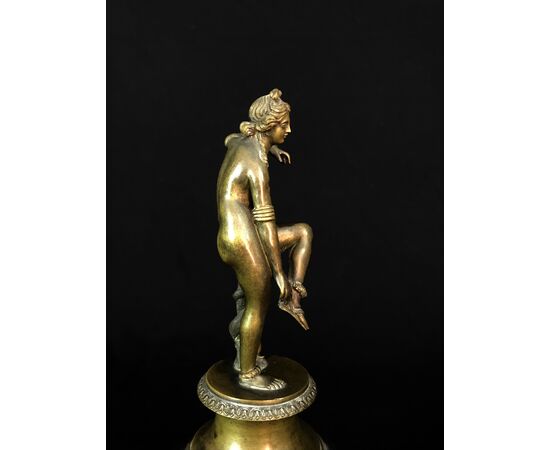 Bronze sculpture depicting "Venus removing her sandal", Italy, late 18th century Bronze sculpture depicting "Venus removing her sandal", Italy, late 18th century