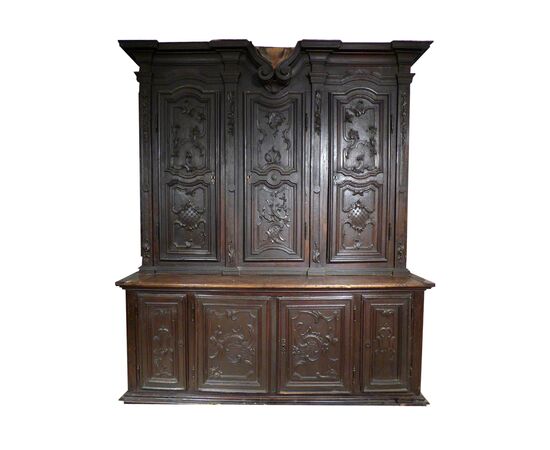 Mobile credenza in legno di noce scolpito, Piemonte, XVII secolo Mobile credenza in legno di noce scolpito, Piemonte, XVII secolo
