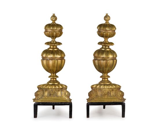 Coppia di alari in bronzo cesellato e dorato, Francia XIX secolo Coppia di alari in bronzo cesellato e dorato, Francia XIX secolo
