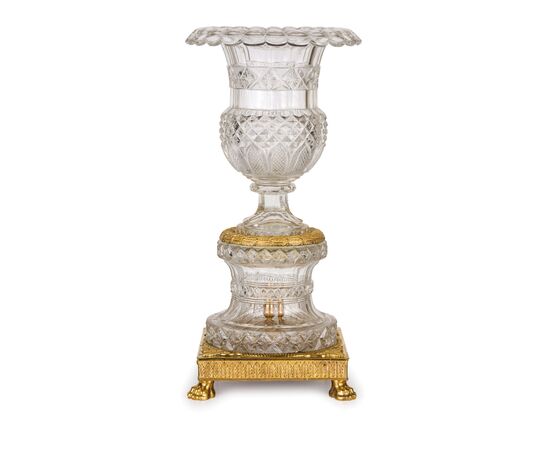 Vaso centrotavola in cristallo molato e bronzo dorato, Francia, primi XIX secolo Vaso centrotavola in cristallo molato e bronzo dorato, Francia, primi XIX secolo