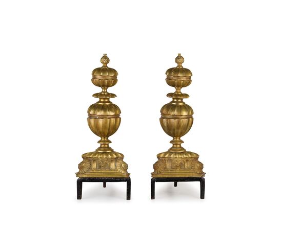 Coppia di alari in bronzo cesellato e dorato, Francia XIX secolo Coppia di alari in bronzo cesellato e dorato, Francia XIX secolo