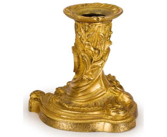 Coppia di piccoli candelieri in bronzo dorato, Francia, XIX secolo, stile Luigi XV Coppia di piccoli candelieri in bronzo dorato, Francia, XIX secolo, stile Luigi XV