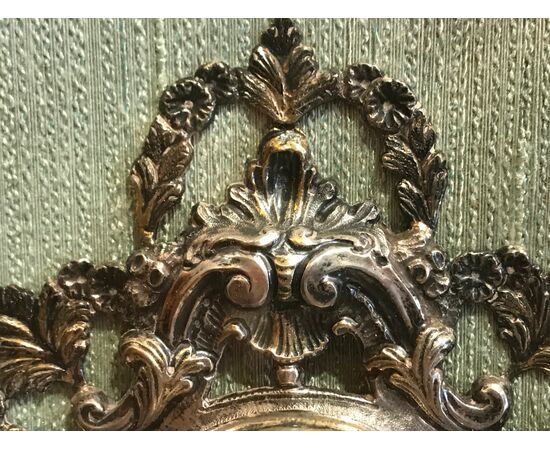 Cornice in argento cesellato e sbalzato del XVIII secolo contenente scudo genovese del 1683 Cornice in argento cesellato e sbalzato del XVIII secolo contenente scudo genovese del 1683