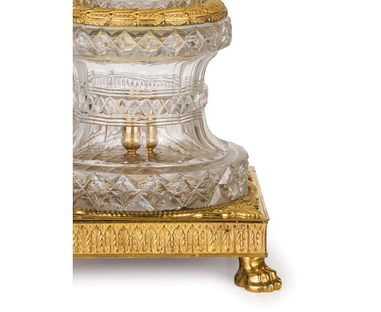Vaso centrotavola in cristallo molato e bronzo dorato, Francia, primi XIX secolo Vaso centrotavola in cristallo molato e bronzo dorato, Francia, primi XIX secolo