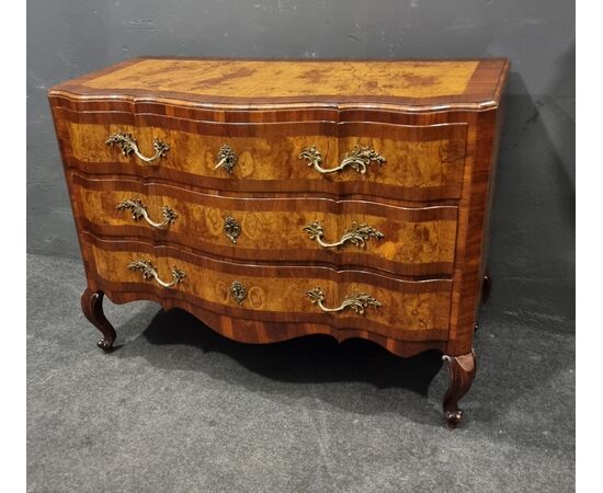 Elegant 18th-century Emilian chest of drawers in walnut and olive wood Elegant 18th-century Emilian chest of drawers in walnut and olive wood