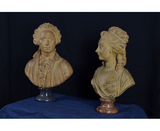 Coppia di busti francesi in terracotta poggianti su basi di marmo circolari, del XIX secolo, firmati sul retro. Coppia di busti francesi in terracotta poggianti su basi di marmo circolari, del XIX secolo, firmati sul retro.