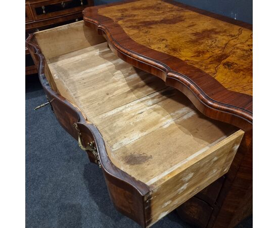 Elegant 18th-century Emilian chest of drawers in walnut and olive wood Elegant 18th-century Emilian chest of drawers in walnut and olive wood