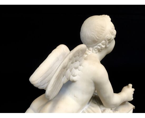 Scultura in marmo bianco, firmata Pompeo Marchesi, Amorino che scrive, 1840 Scultura in marmo bianco, firmata Pompeo Marchesi, Amorino che scrive, 1840
