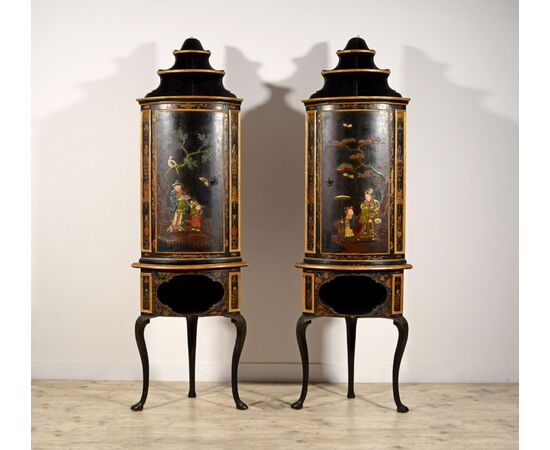 Pair of lacquered wood corner cabinets in Chinoiserie style, Piedmont, mid-18th century Pair of lacquered wood corner cabinets in Chinoiserie style, Piedmont, mid-18th century