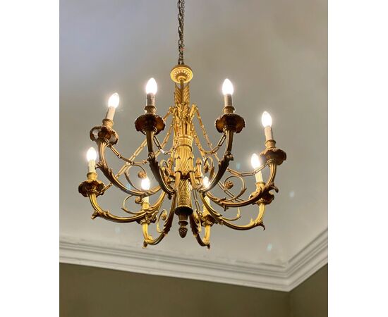 Lampadario a otto luci in bronzo dorato, Francia, stile Luigi XVI, fine XIX secolo Lampadario a otto luci in bronzo dorato, Francia, stile Luigi XVI, fine XIX secolo