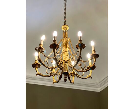 Lampadario a otto luci in bronzo dorato, Francia, stile Luigi XVI, fine XIX secolo Lampadario a otto luci in bronzo dorato, Francia, stile Luigi XVI, fine XIX secolo