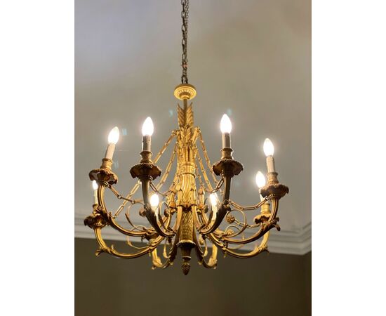 Lampadario a otto luci in bronzo dorato, Francia, stile Luigi XVI, fine XIX secolo Lampadario a otto luci in bronzo dorato, Francia, stile Luigi XVI, fine XIX secolo