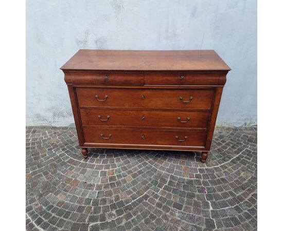 Cherry wood chest of drawers from the 1800s Cherry wood chest of drawers from the 1800s