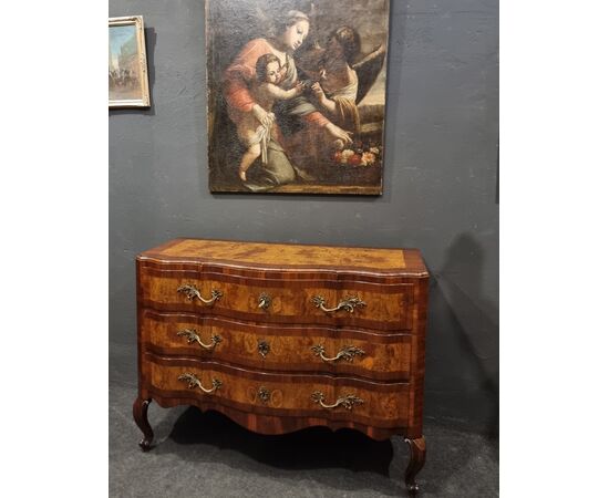 Elegant 18th-century Emilian chest of drawers in walnut and olive wood Elegant 18th-century Emilian chest of drawers in walnut and olive wood