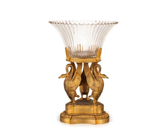Centrotavola in bronzo dorato e vetro lavorato, Francia, XIX secolo, stile Impero Centrotavola in bronzo dorato e vetro lavorato, Francia, XIX secolo, stile Impero