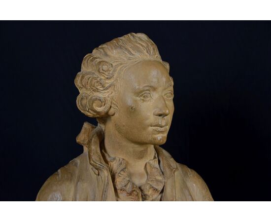 Coppia di busti francesi in terracotta poggianti su basi di marmo circolari, del XIX secolo, firmati sul retro. Coppia di busti francesi in terracotta poggianti su basi di marmo circolari, del XIX secolo, firmati sul retro.