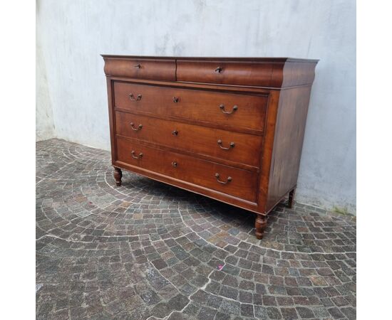 Cherry wood chest of drawers from the 1800s Cherry wood chest of drawers from the 1800s