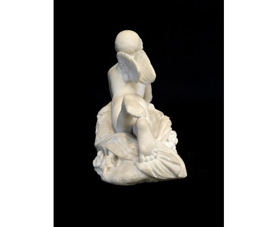 Scultura in marmo bianco, firmata Pompeo Marchesi, Amorino che scrive, 1840 Scultura in marmo bianco, firmata Pompeo Marchesi, Amorino che scrive, 1840