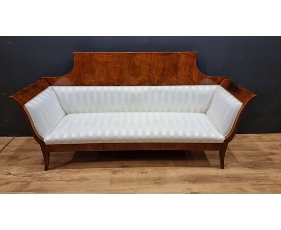 Imperial Biedermeier sofa in walnut from 1830 Vienna