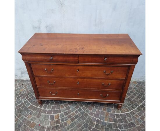 Cherry wood chest of drawers from the 1800s Cherry wood chest of drawers from the 1800s