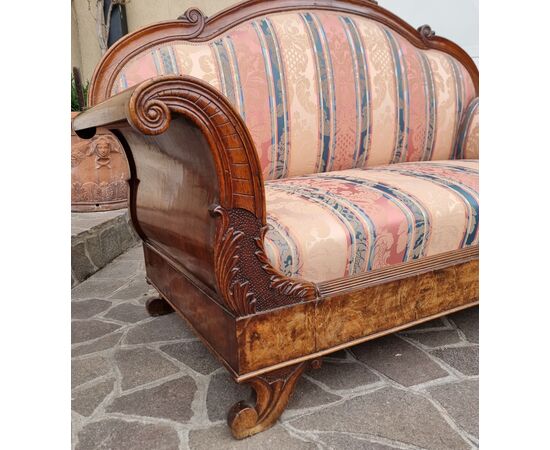 The Timeless Elegance of a 19th Century Venetian Walnut Sofa The Timeless Elegance of a 19th Century Venetian Walnut Sofa