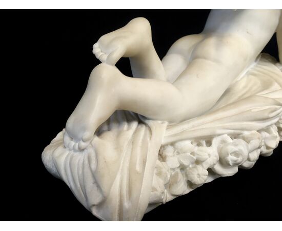 Scultura in marmo bianco, firmata Pompeo Marchesi, Amorino che scrive, 1840 Scultura in marmo bianco, firmata Pompeo Marchesi, Amorino che scrive, 1840