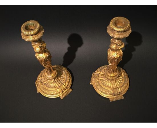 Coppia di candelieri in bronzo dorato, Francia primi anni del XIX secolo Coppia di candelieri in bronzo dorato, Francia primi anni del XIX secolo