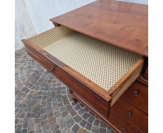 Cherry wood chest of drawers from the 1800s Cherry wood chest of drawers from the 1800s