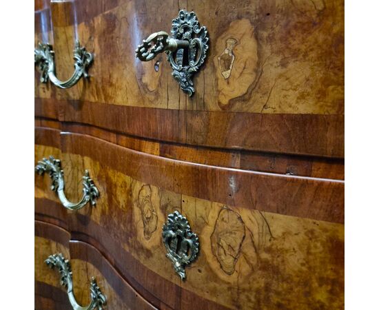 Elegant 18th-century Emilian chest of drawers in walnut and olive wood Elegant 18th-century Emilian chest of drawers in walnut and olive wood