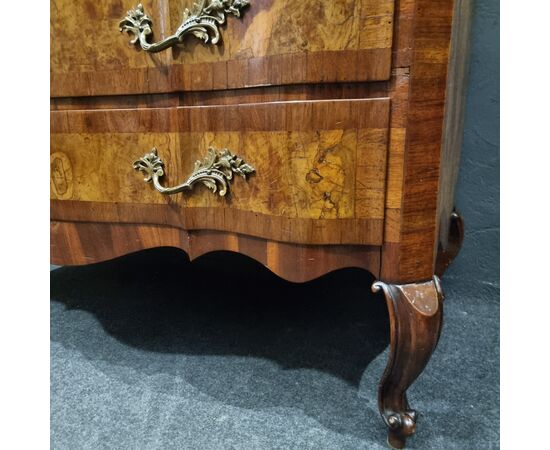 Elegant 18th-century Emilian chest of drawers in walnut and olive wood Elegant 18th-century Emilian chest of drawers in walnut and olive wood