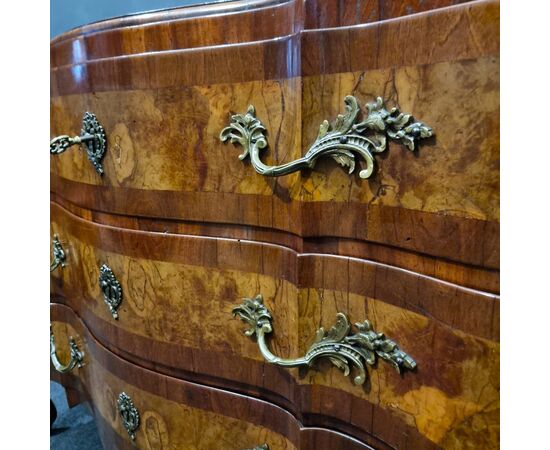 Elegant 18th-century Emilian chest of drawers in walnut and olive wood Elegant 18th-century Emilian chest of drawers in walnut and olive wood