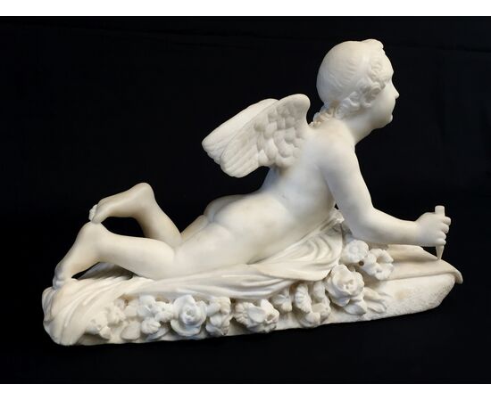 Scultura in marmo bianco, firmata Pompeo Marchesi, Amorino che scrive, 1840 Scultura in marmo bianco, firmata Pompeo Marchesi, Amorino che scrive, 1840