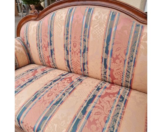 The Timeless Elegance of a 19th Century Venetian Walnut Sofa The Timeless Elegance of a 19th Century Venetian Walnut Sofa
