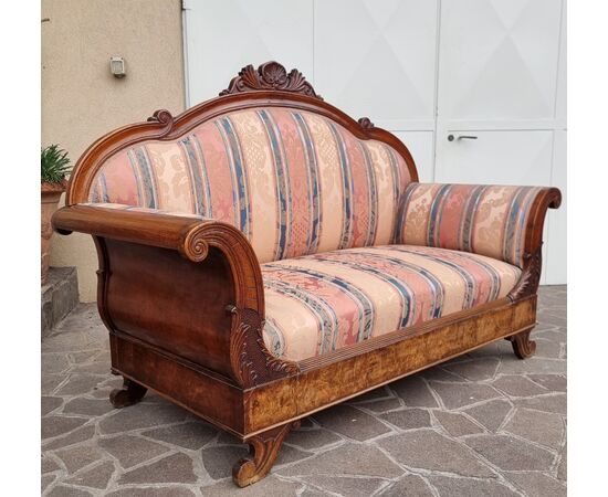 The Timeless Elegance of a 19th Century Venetian Walnut Sofa The Timeless Elegance of a 19th Century Venetian Walnut Sofa
