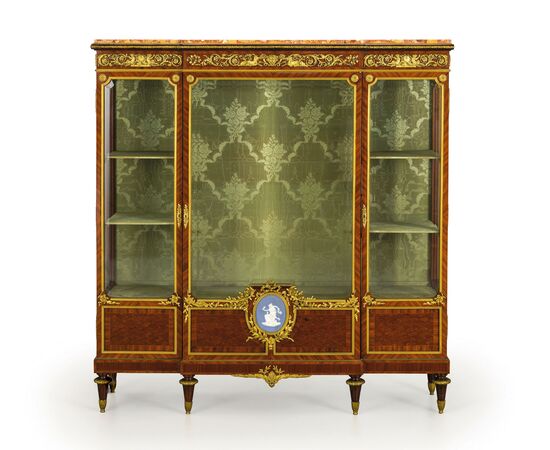 Splendid showcase veneered in violet wood and bois de rose, gilded bronzes, Paris, second half of the 19th century