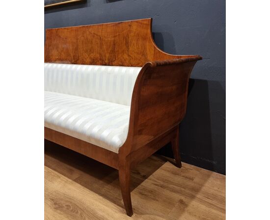 Imperial Biedermeier sofa in walnut from 1830 Vienna