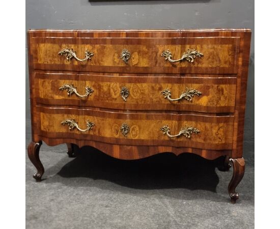 Elegant 18th-century Emilian chest of drawers in walnut and olive wood Elegant 18th-century Emilian chest of drawers in walnut and olive wood