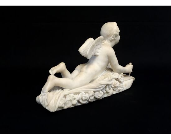 Scultura in marmo bianco, firmata Pompeo Marchesi, Amorino che scrive, 1840 Scultura in marmo bianco, firmata Pompeo Marchesi, Amorino che scrive, 1840