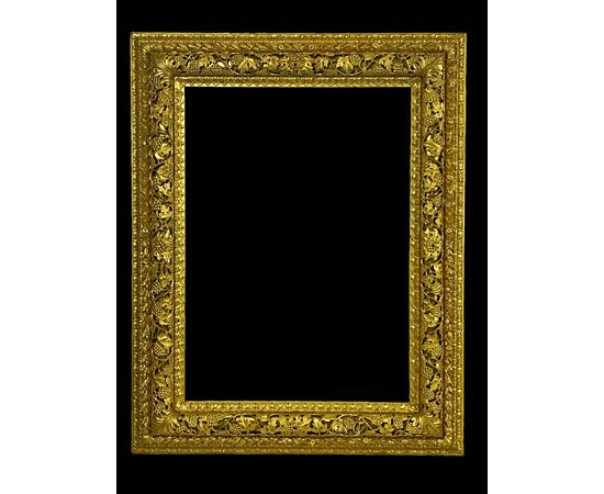 Venetian mirror in finely carved and gilded wood, early 19th century. Venetian mirror in finely carved and gilded wood, early 19th century.