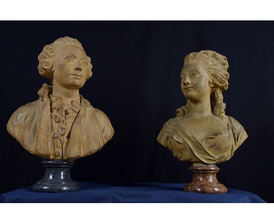 Coppia di busti francesi in terracotta poggianti su basi di marmo circolari, del XIX secolo, firmati sul retro. Coppia di busti francesi in terracotta poggianti su basi di marmo circolari, del XIX secolo, firmati sul retro.