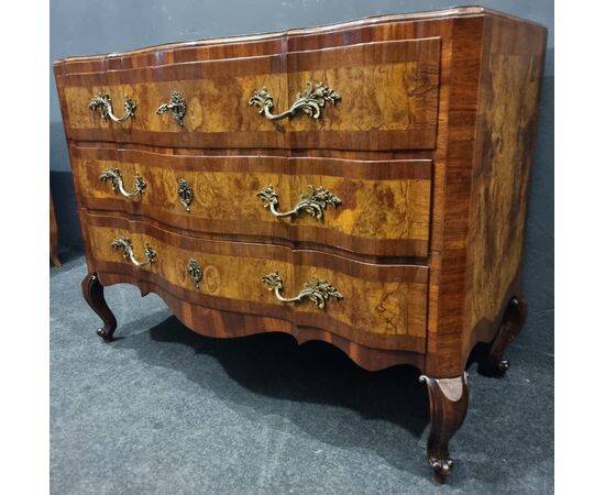 Elegant 18th-century Emilian chest of drawers in walnut and olive wood Elegant 18th-century Emilian chest of drawers in walnut and olive wood