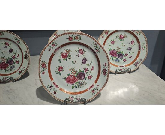 SET OF SEVEN FAMILLE ROSE PLATES - CHINA - QIANLONG (1736 - 1795) SET OF SEVEN FAMILLE ROSE PLATES - CHINA - QIANLONG (1736 - 1795)