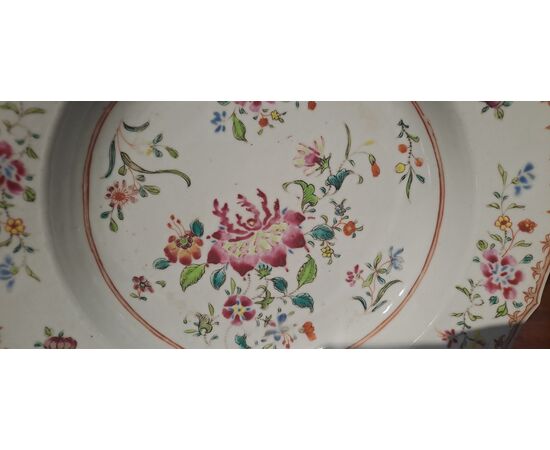 PAIR OF ROSE FAMILY PLATES - CHINA - QIANLONG (1736 - 1795) PAIR OF ROSE FAMILY PLATES - CHINA - QIANLONG (1736 - 1795)