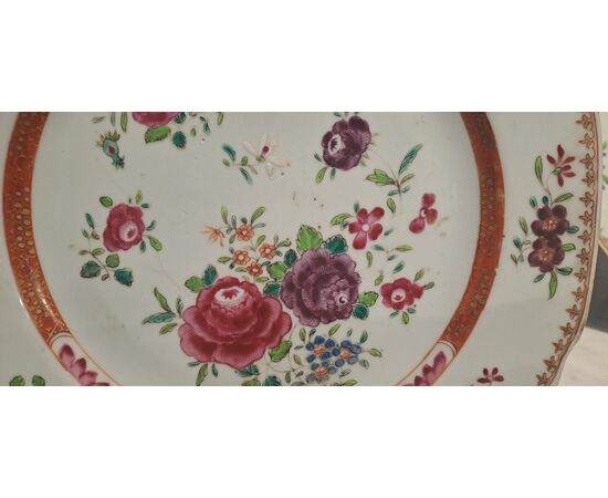 SET OF SEVEN FAMILLE ROSE PLATES - CHINA - QIANLONG (1736 - 1795) SET OF SEVEN FAMILLE ROSE PLATES - CHINA - QIANLONG (1736 - 1795)